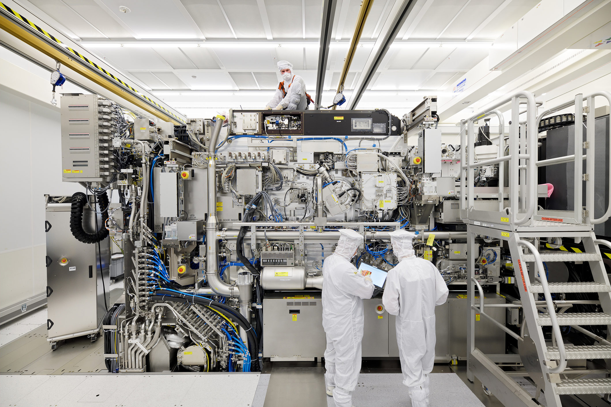 ASML machinekamer met twee medewerkers