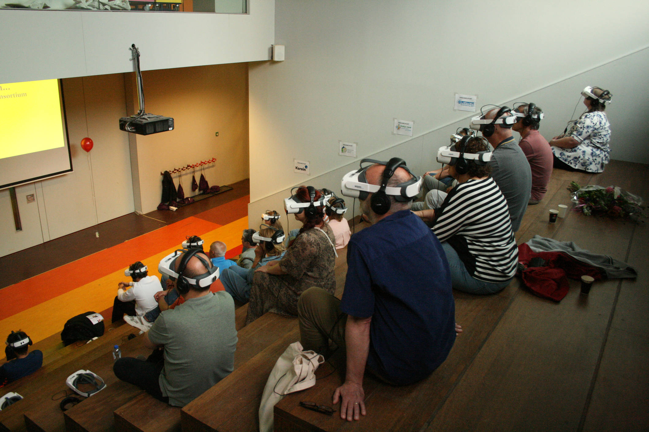Premiere bubble games, mensen met VR bril op