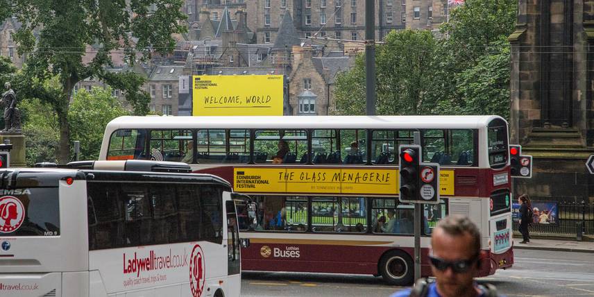 Edinburgh International Festival banner op een bus