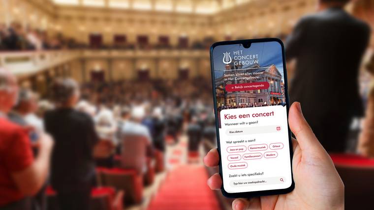 Mobiel ontwerp homepage concertgebouw getoond in een device