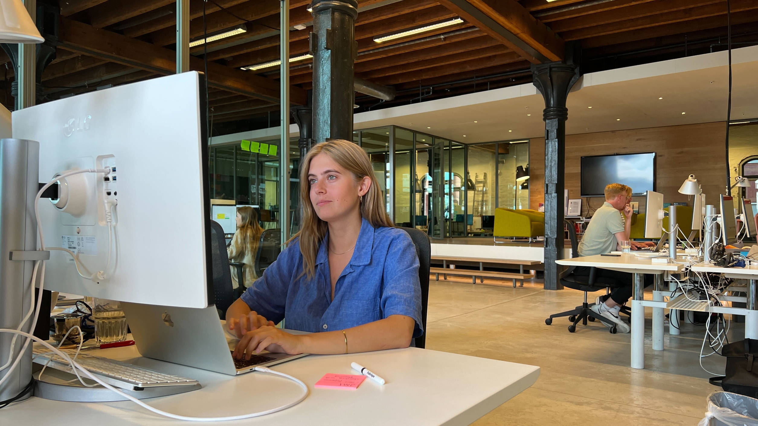 Hanna aan het werk in de studio