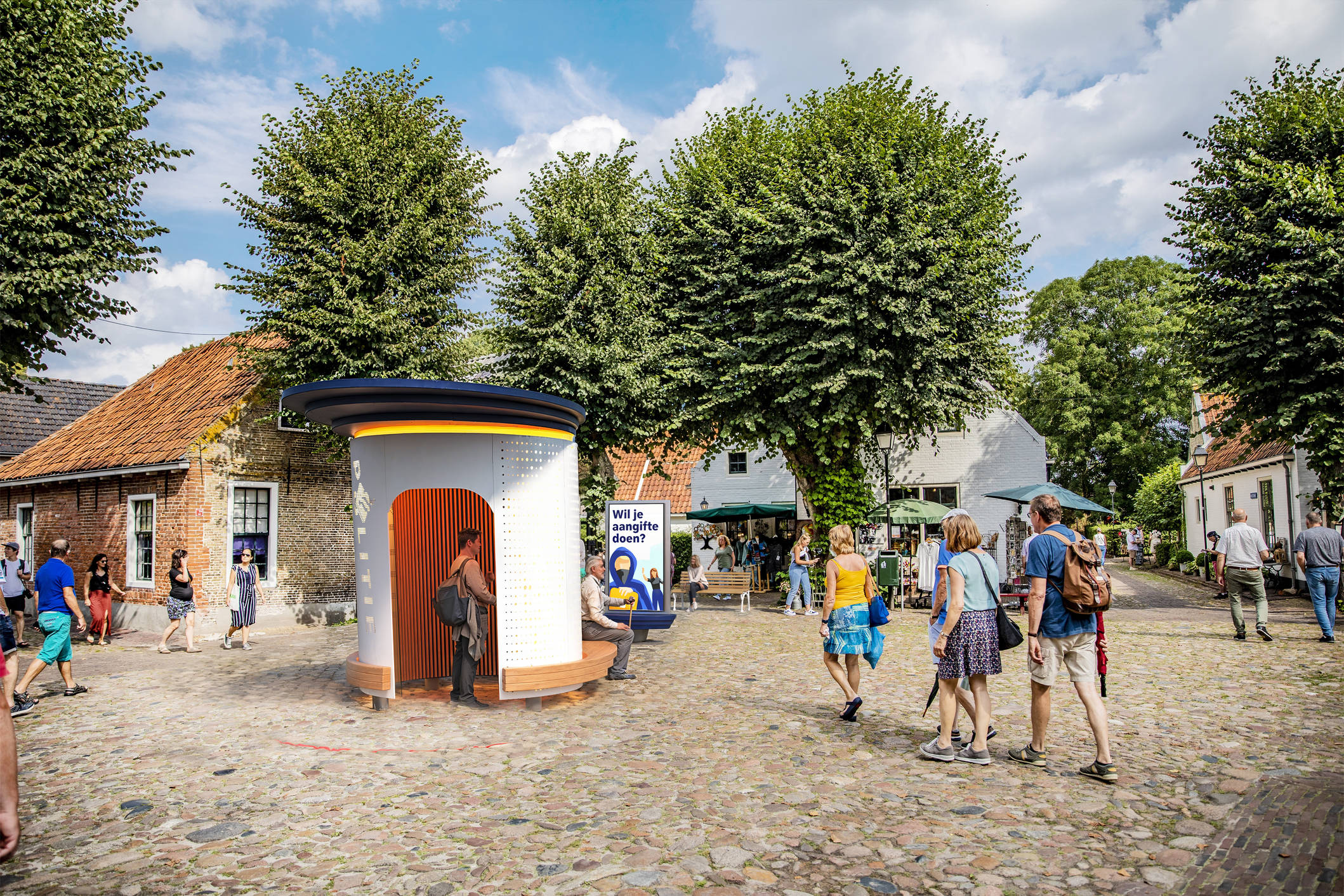 Render van de politiekiosk in dorpse omgeving
