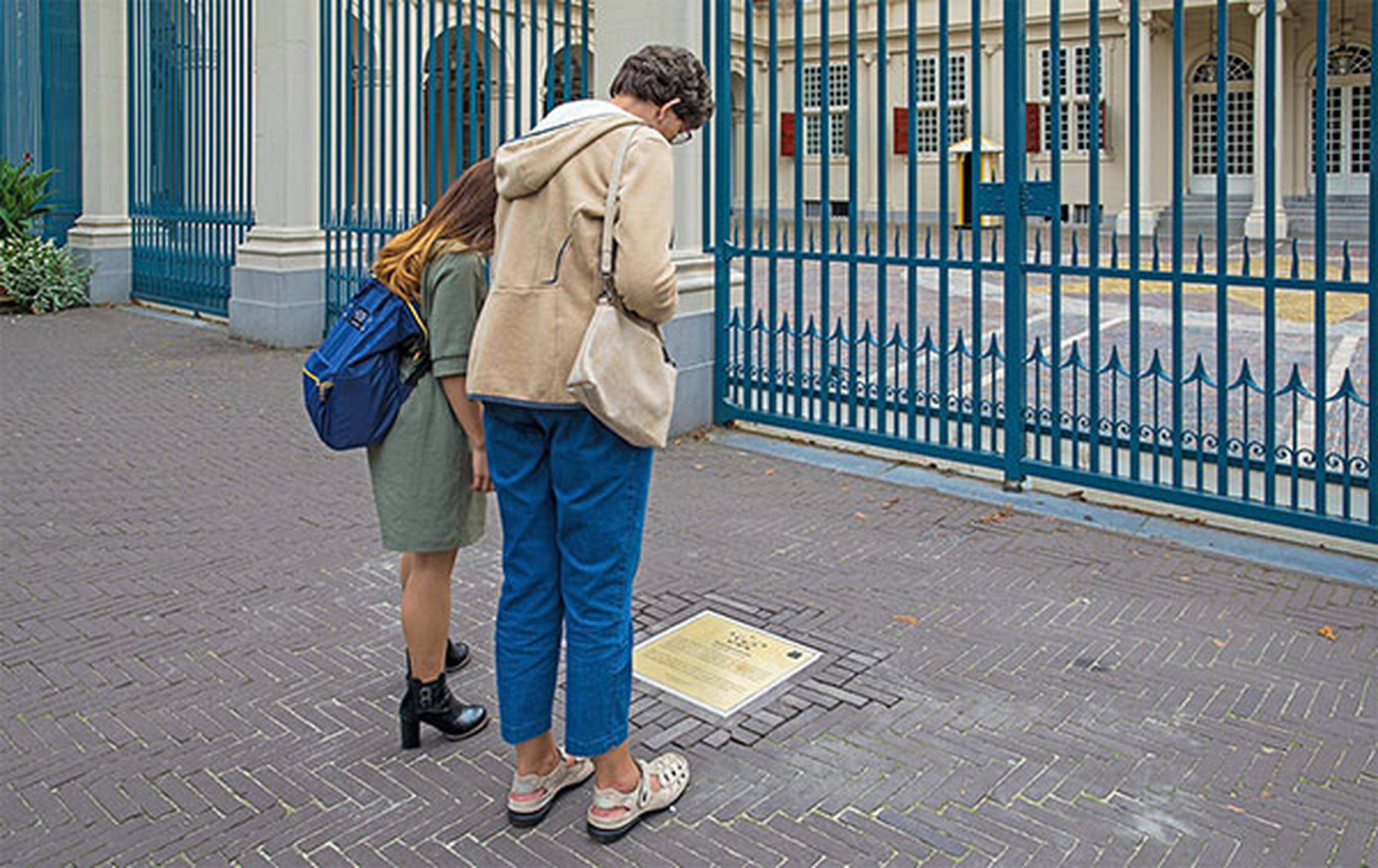 Haagse routes - toeristen bij tegel Koninklijke wandelroute