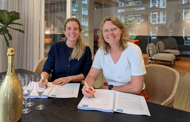 Wietske bij ondertekening huurcontract Groot Handelsgebouw