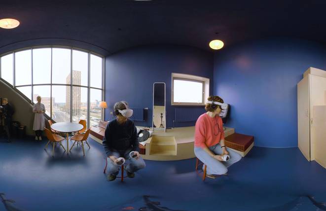 Bewoners kijken door de VR bril van Bubble games