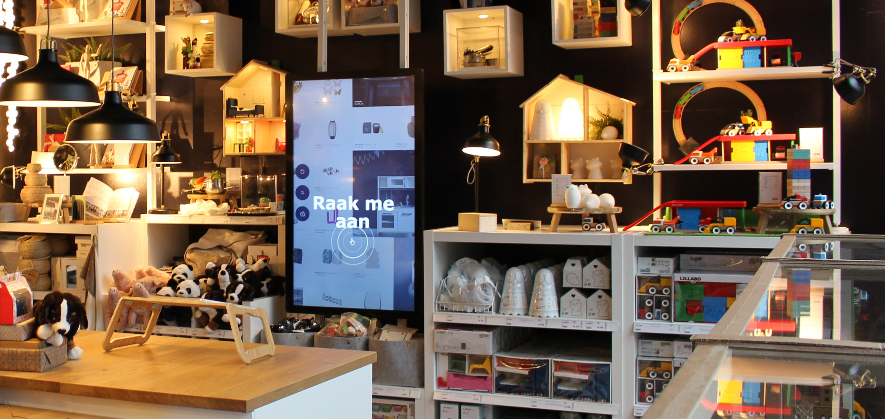 Fabrique digital transformation. Voorbeeld van schermen in de IKEA pop up store.