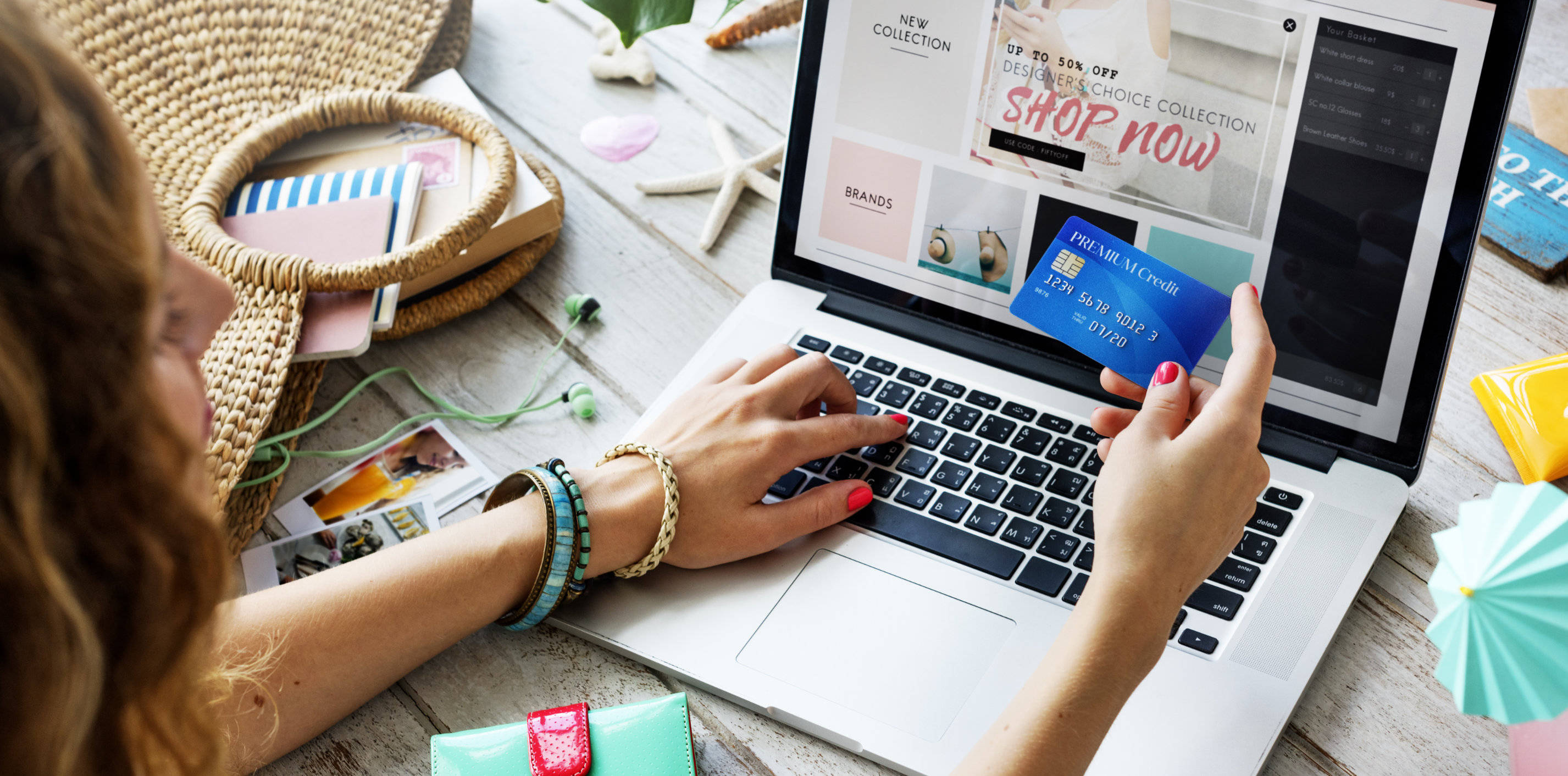 Blog header vrouw is online aan het shoppen