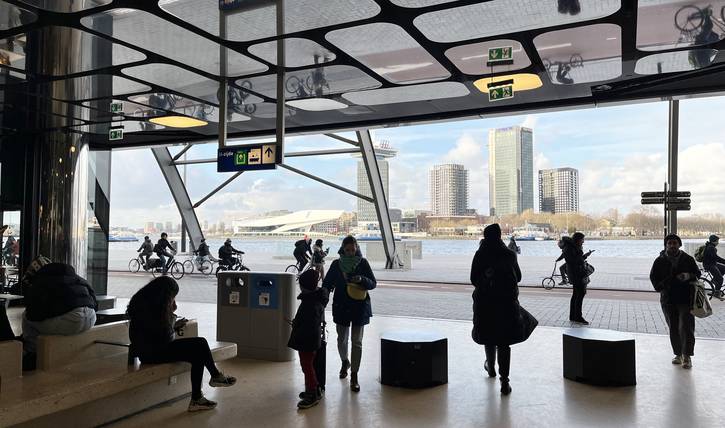 Voorbeeld station Amsterdam CS in open verbinding met de boulevard langs het IJ.