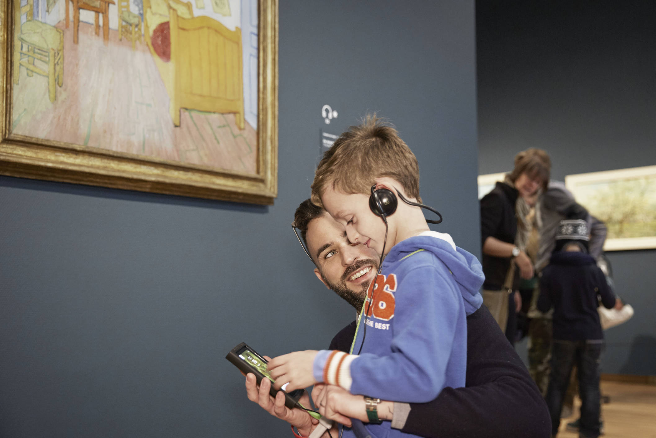 Vader en zoon doen de Van Gogh Museum tour in the museum